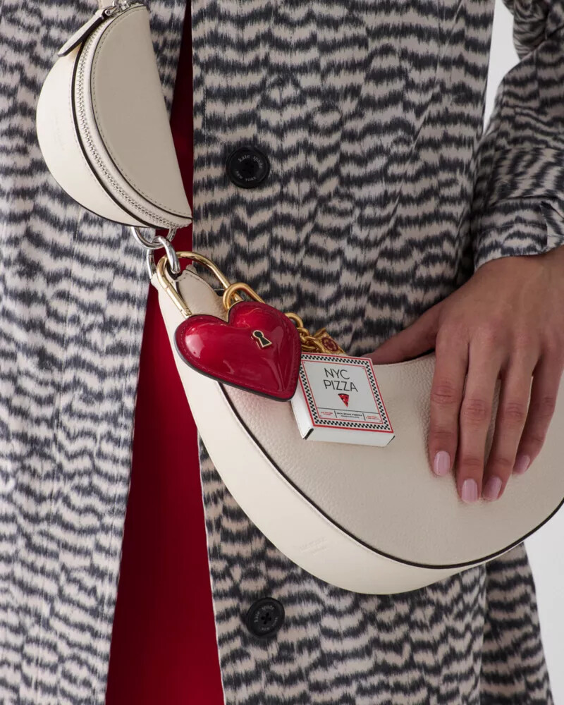 pingente para bolsa chave do meu coração em tom cereja vermelho