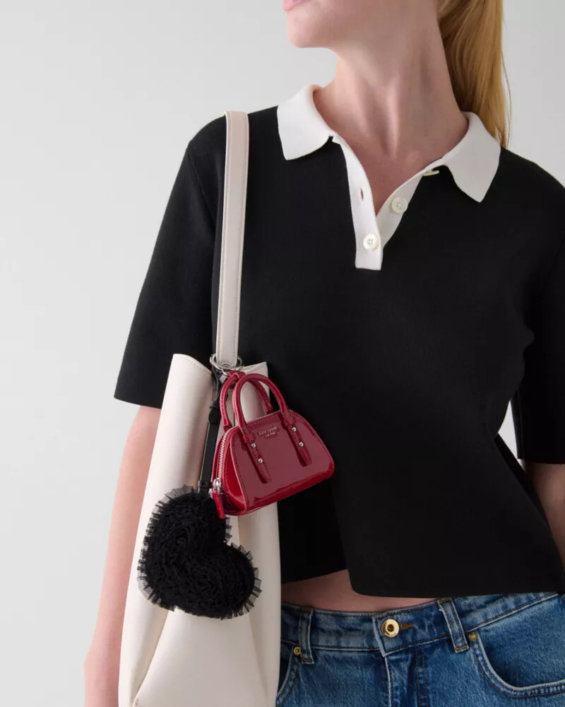 pingente de bolsa em tule em formato de coração preto.
