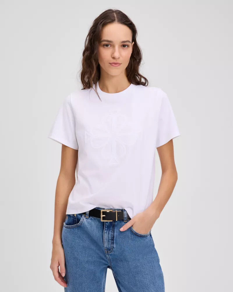 camiseta com logo de flor de espadas bordado branca.