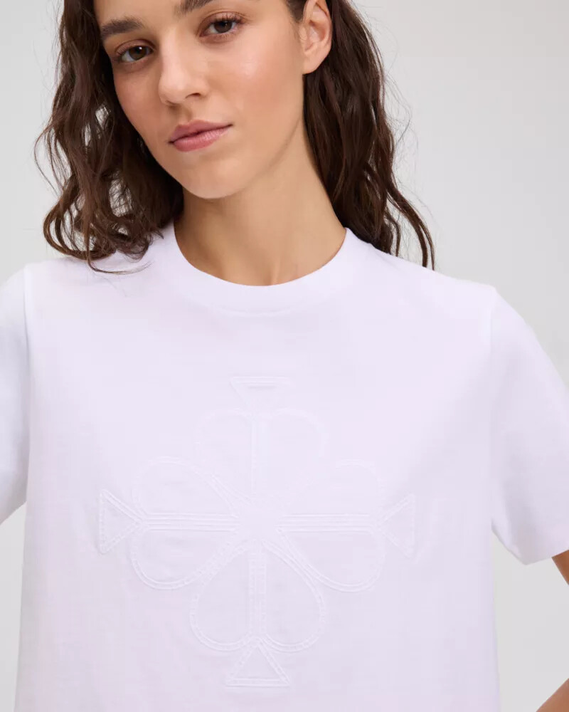 camiseta com logo de flor de espadas bordado branca.