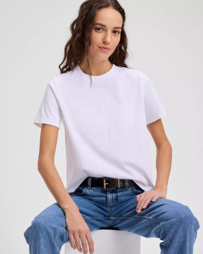 camiseta com logo de flor de espadas bordado branca.