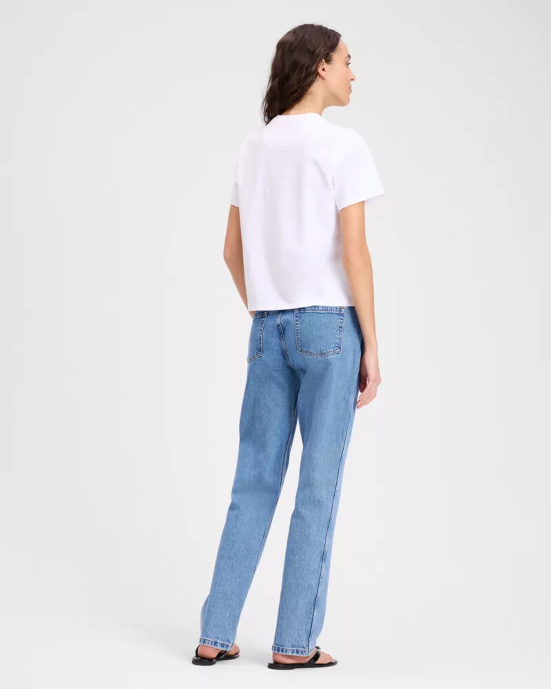 camiseta com logo de flor de espadas bordado branca.
