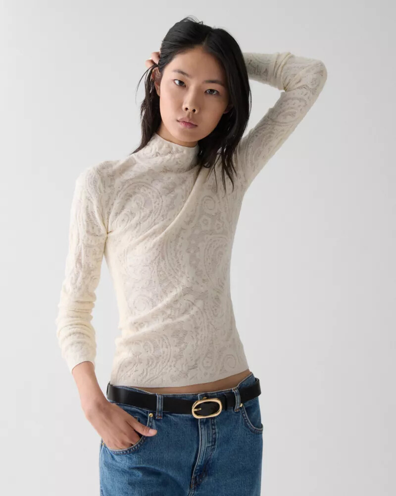 blusa de gola alta de malha rendada com leite de caju