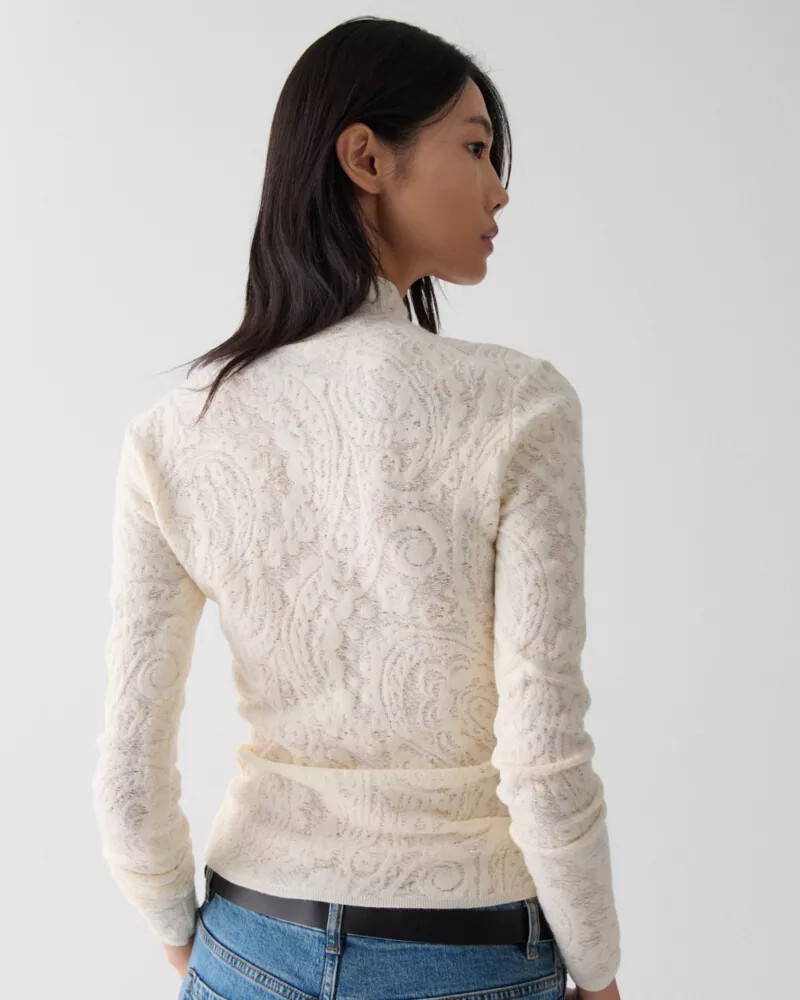 blusa de gola alta de malha rendada com leite de caju