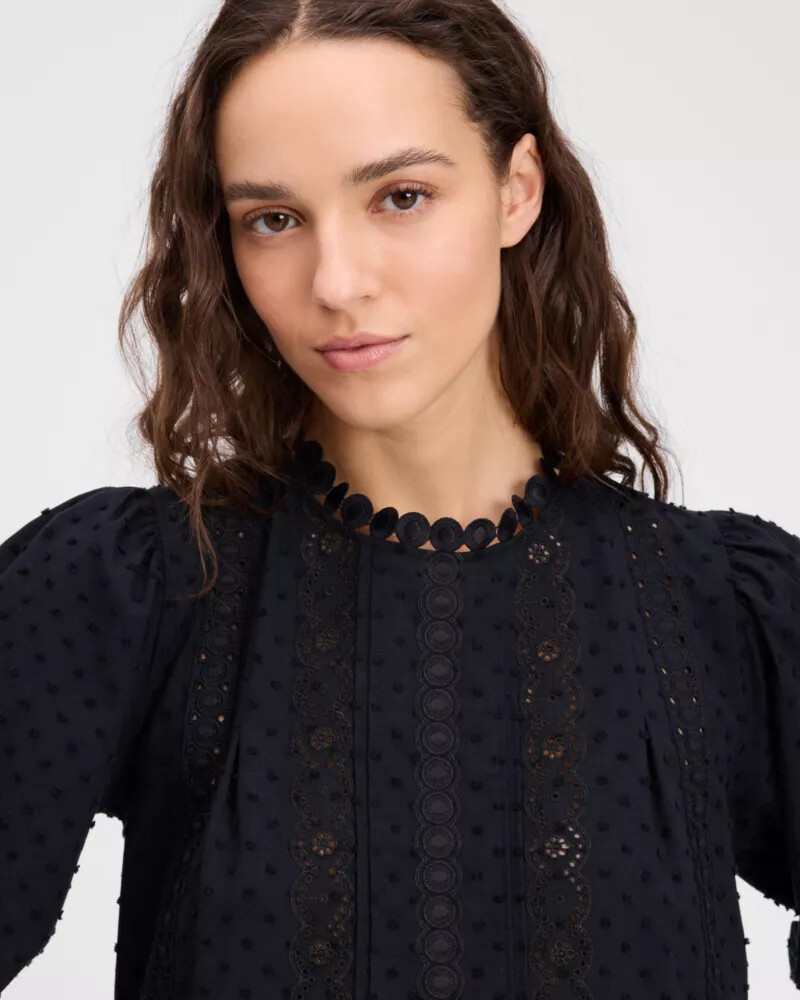 blusa preta com detalhes em renda guipure