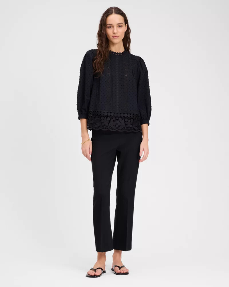 blusa preta com detalhes em renda guipure
