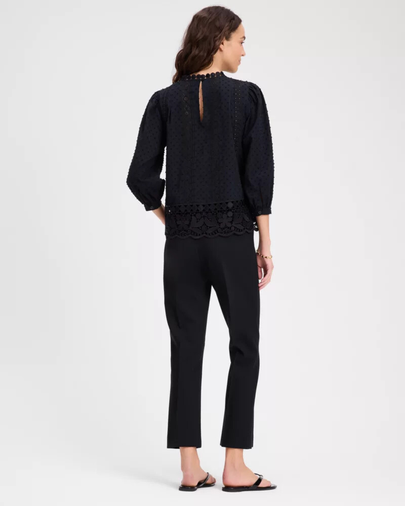 blusa preta com detalhes em renda guipure