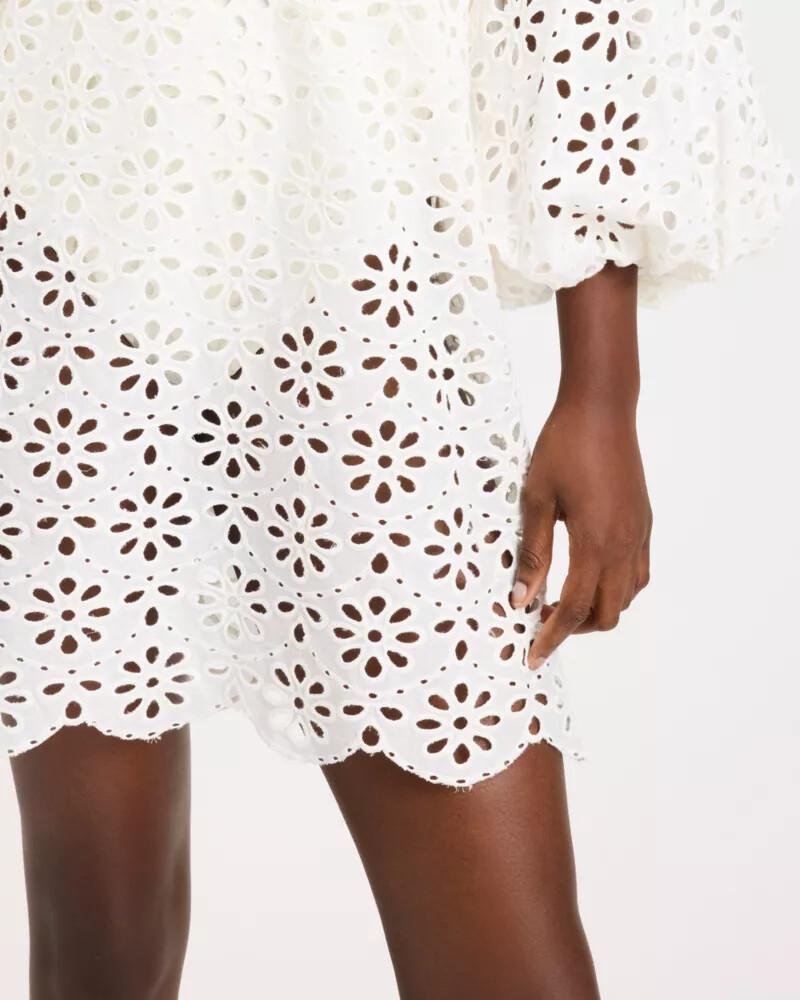 vestido de saída de praia com detalhes em ilhós multicolorido