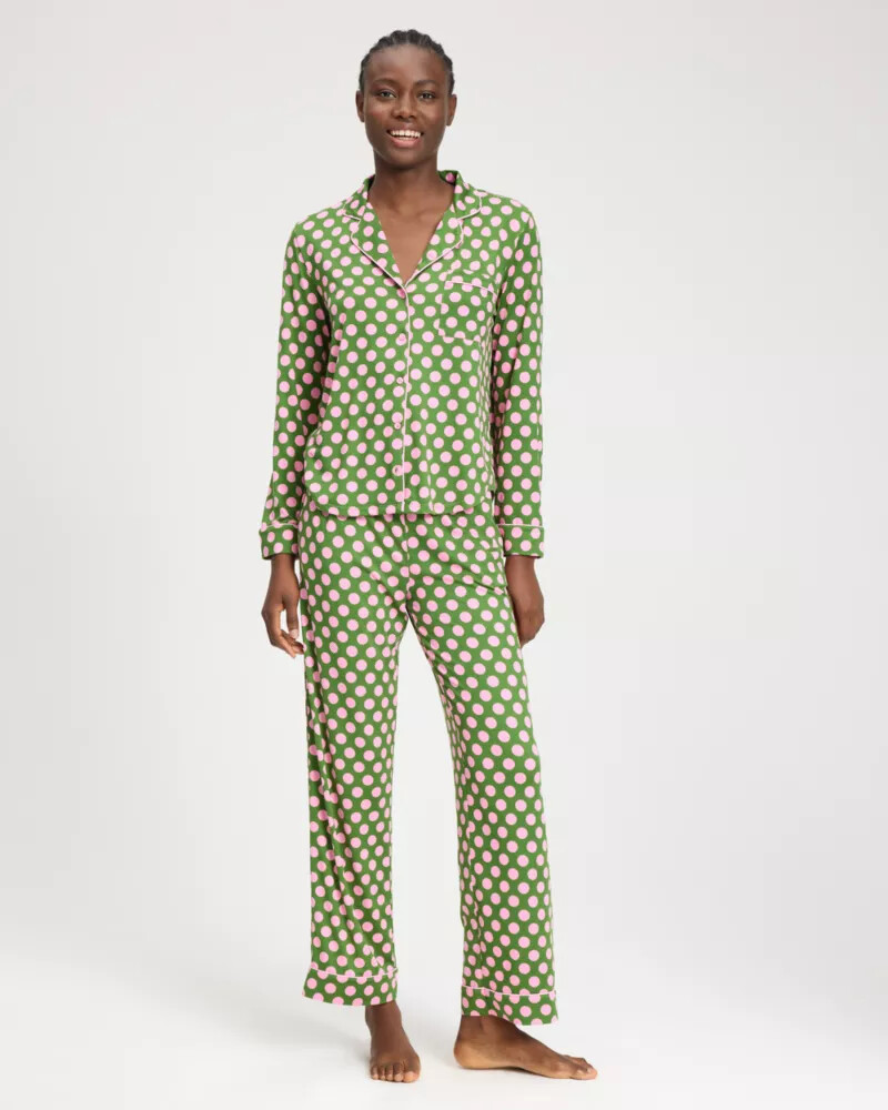 conjunto de pijama comprido com estampa de bolinhas verdes.