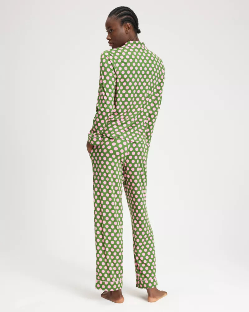 conjunto de pijama comprido com estampa de bolinhas verdes.