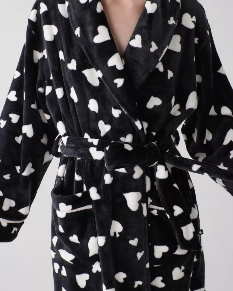 robe longo preto com estampa de coração
