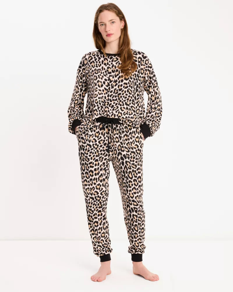 conjunto de pijama jogger clássico com estampa de leopardo.