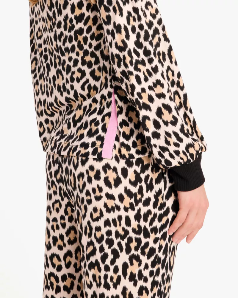conjunto de pijama jogger clássico com estampa de leopardo.