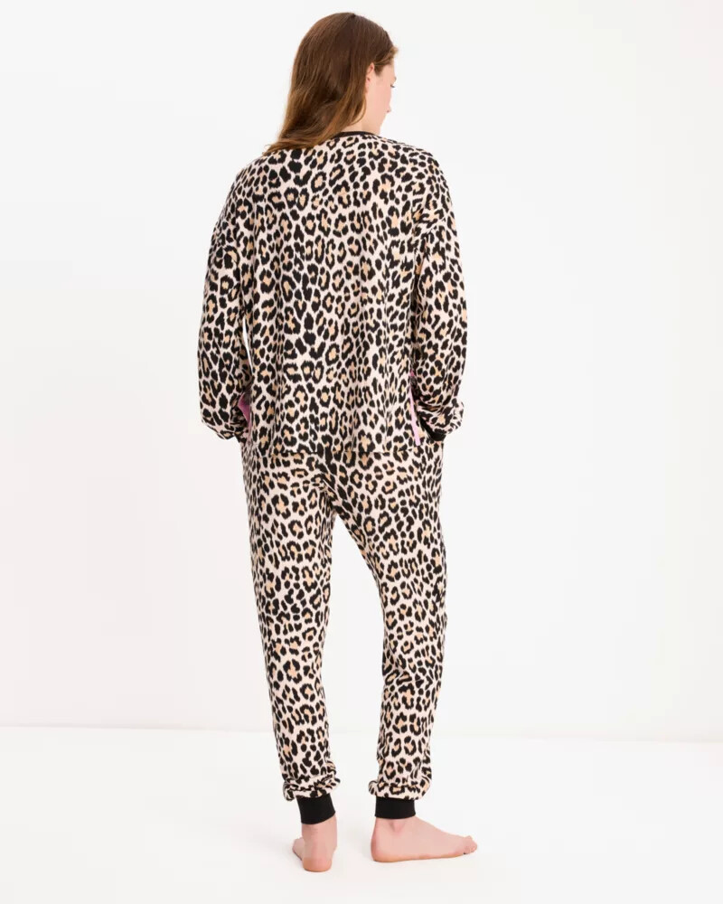 conjunto de pijama jogger clássico com estampa de leopardo.