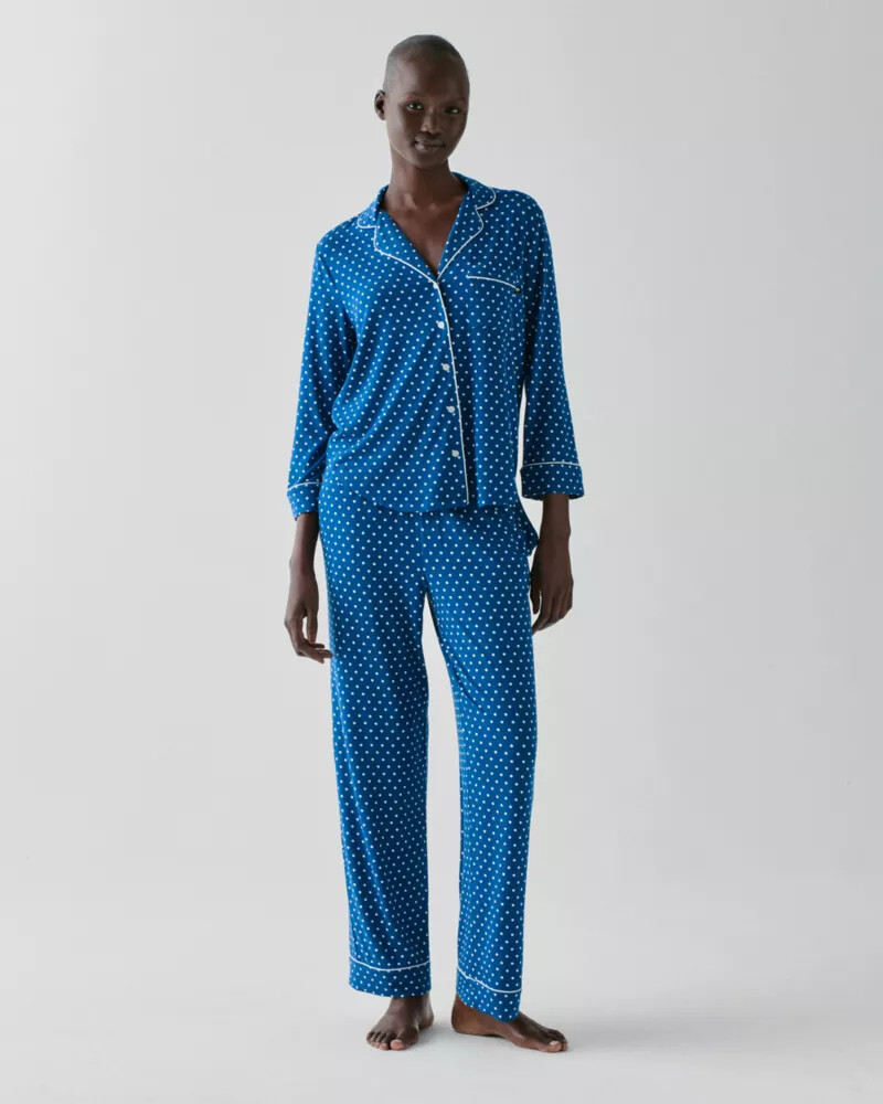 pijama longo azul marinho com estampa de bolinhas.