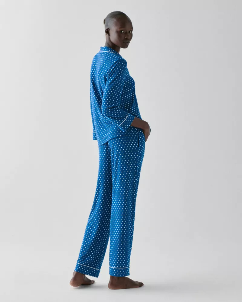 pijama longo azul marinho com estampa de bolinhas.