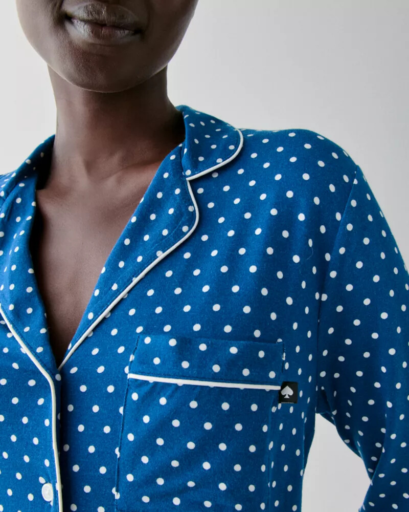 pijama longo azul marinho com estampa de bolinhas.