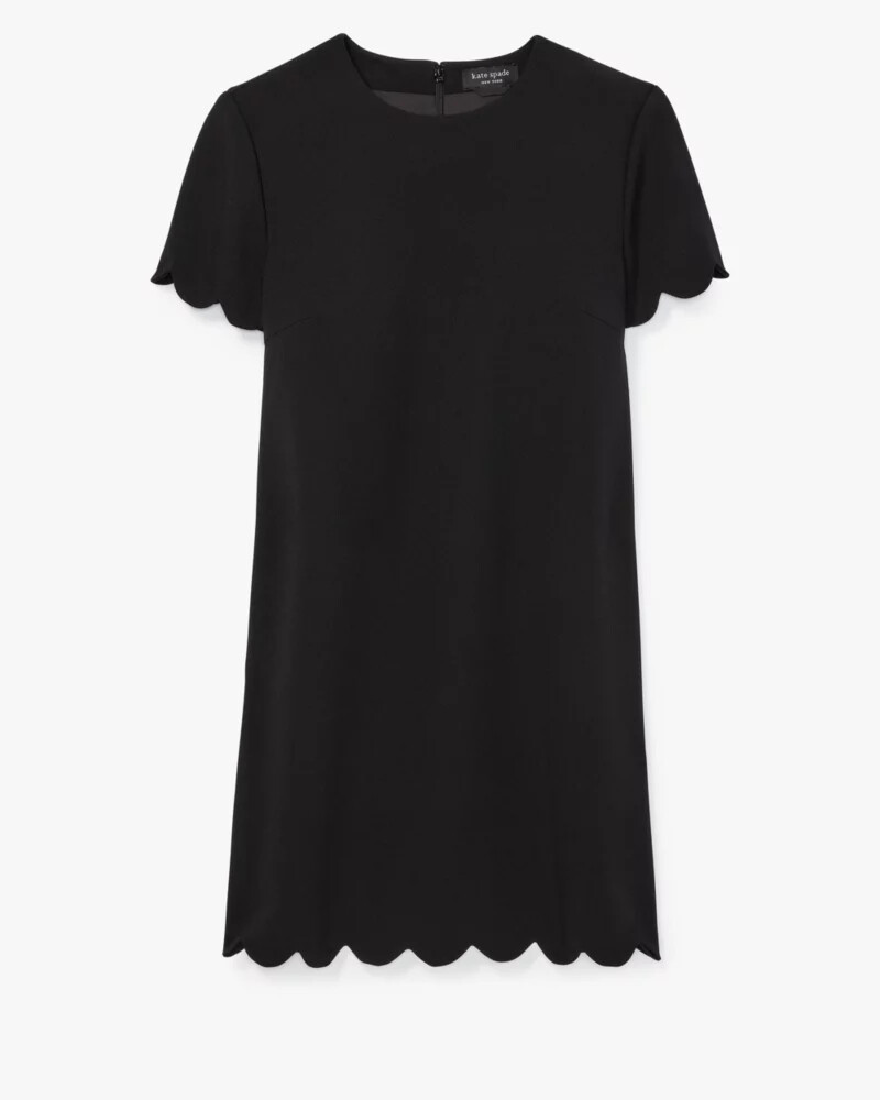 vestido preto com detalhe de vieira