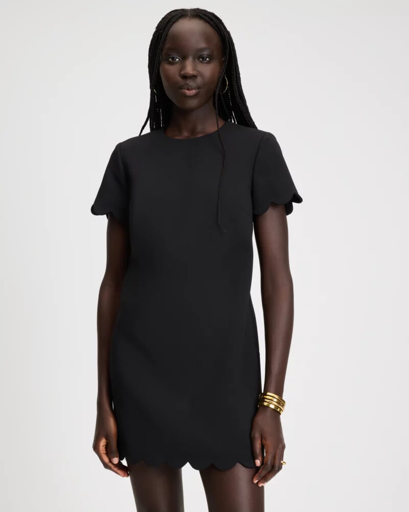 vestido preto com detalhe de vieira