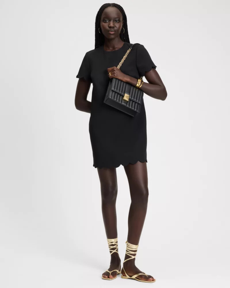 vestido preto com detalhe de vieira
