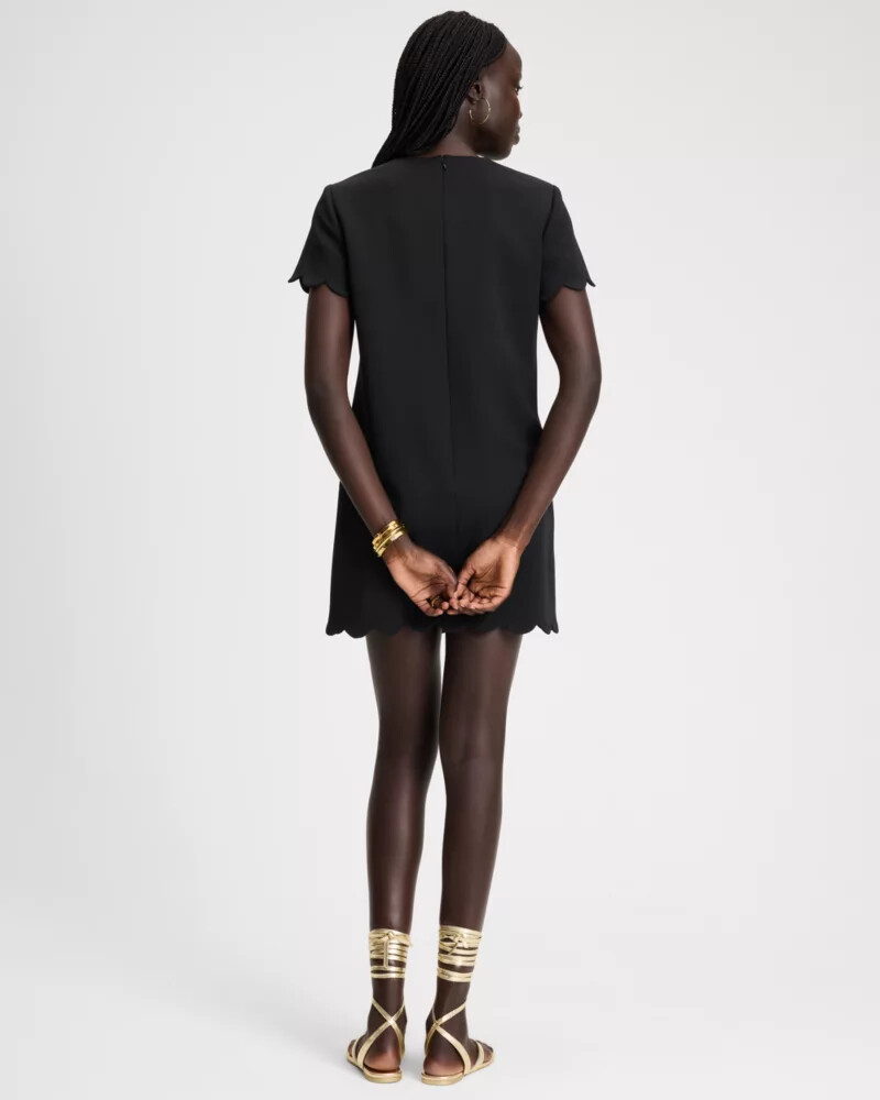vestido preto com detalhe de vieira