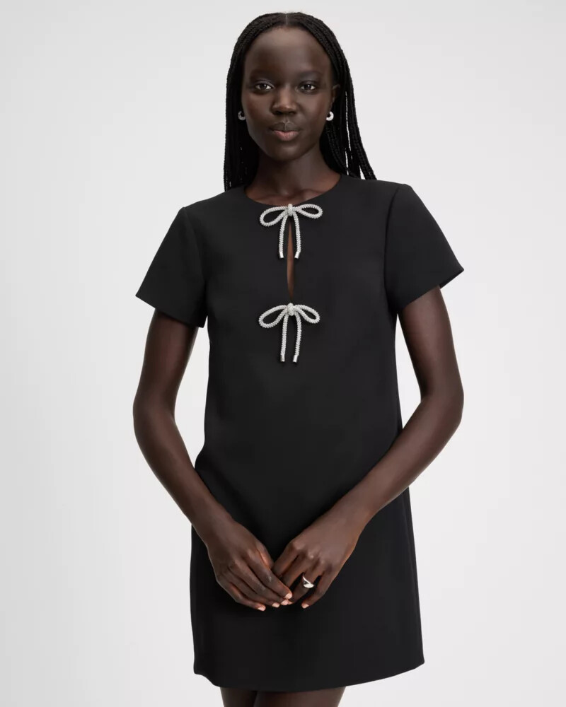 vestido preto com laço de strass