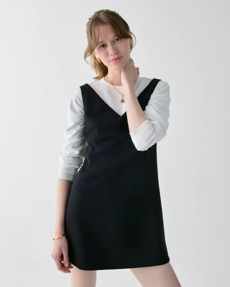 vestido curto preto com decote em v