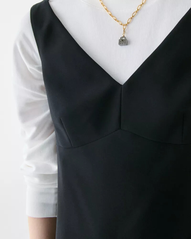 vestido curto preto com decote em v
