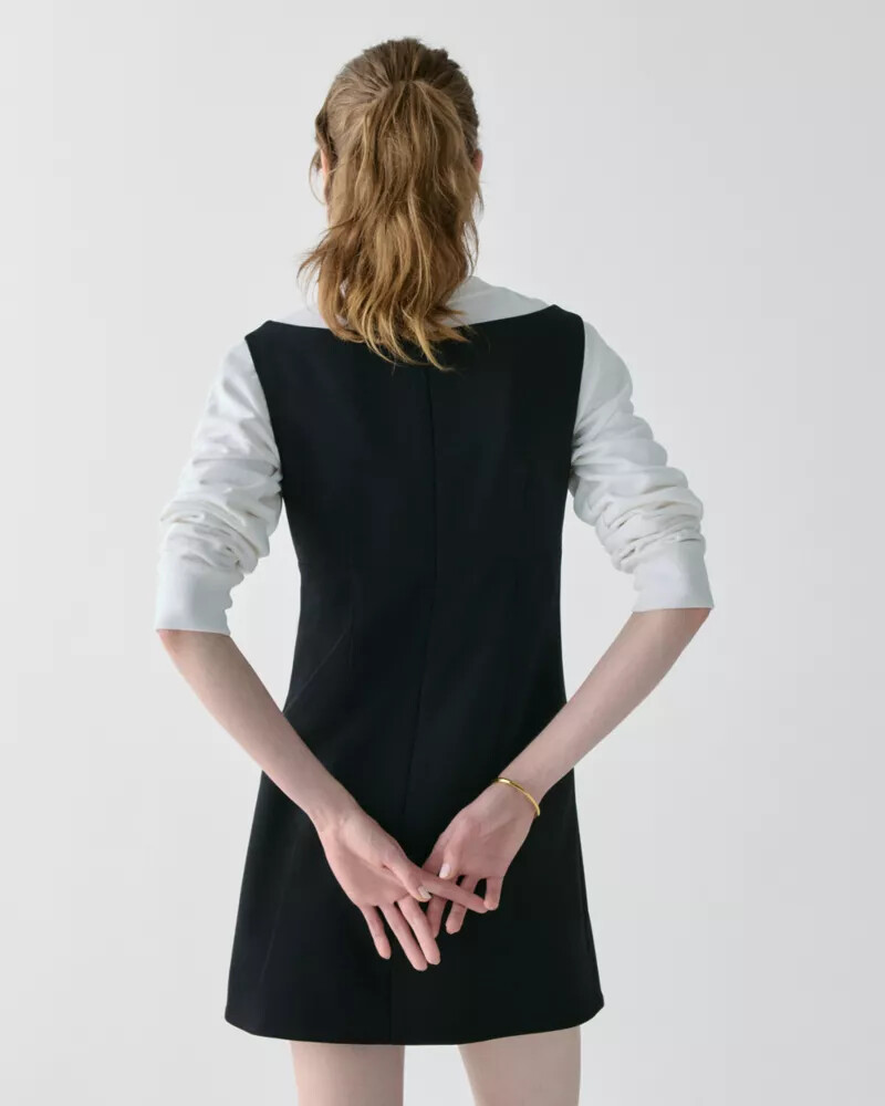 vestido curto preto com decote em v