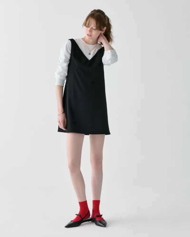 vestido curto preto com decote em v