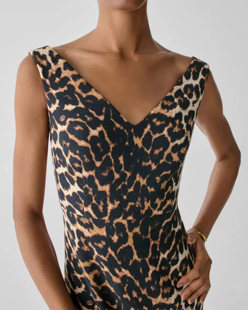 vestido midi com decote em v e estampa de leopardo cor creme.