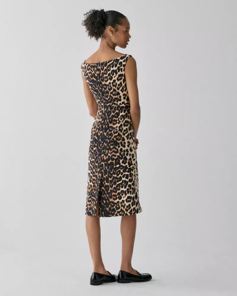 vestido midi com decote em v e estampa de leopardo cor creme.