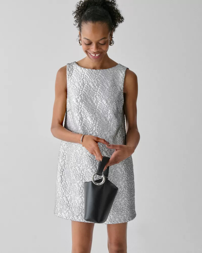 vestido evasê com renda metalizada prateada