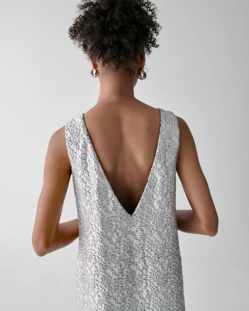 vestido evasê com renda metalizada prateada