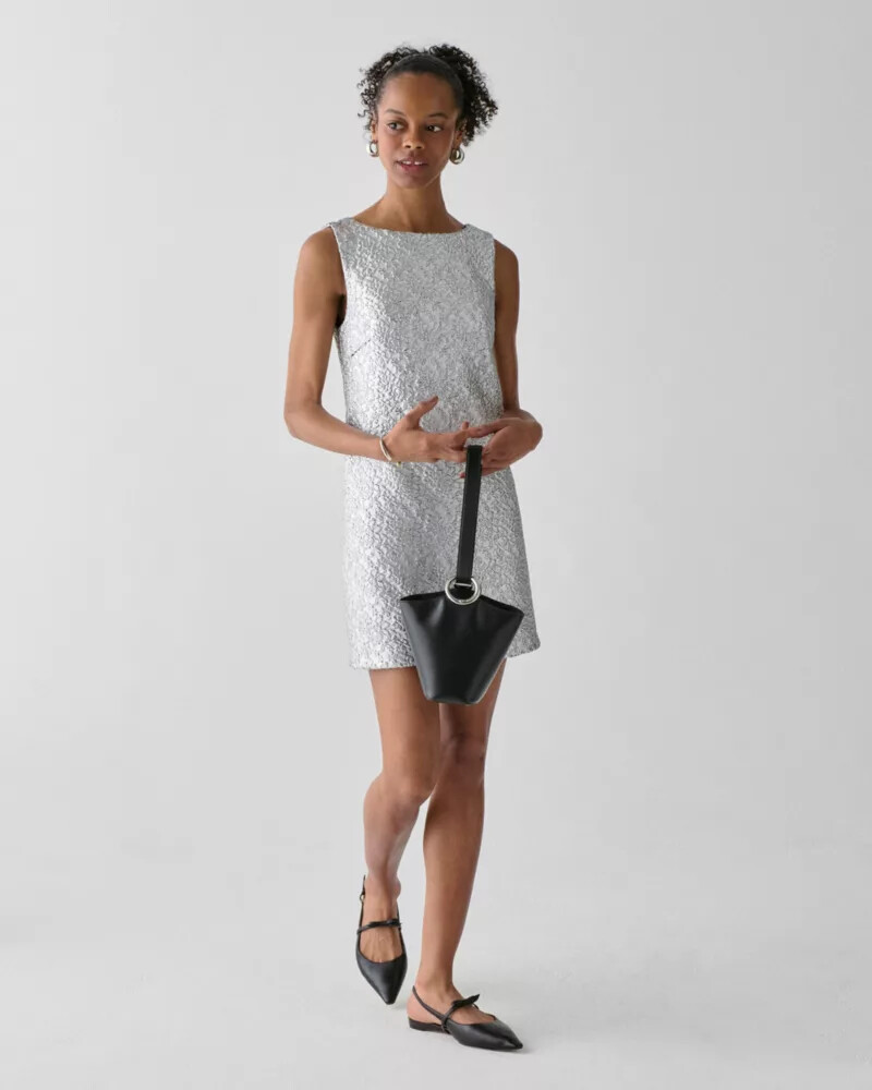 vestido evasê com renda metalizada prateada
