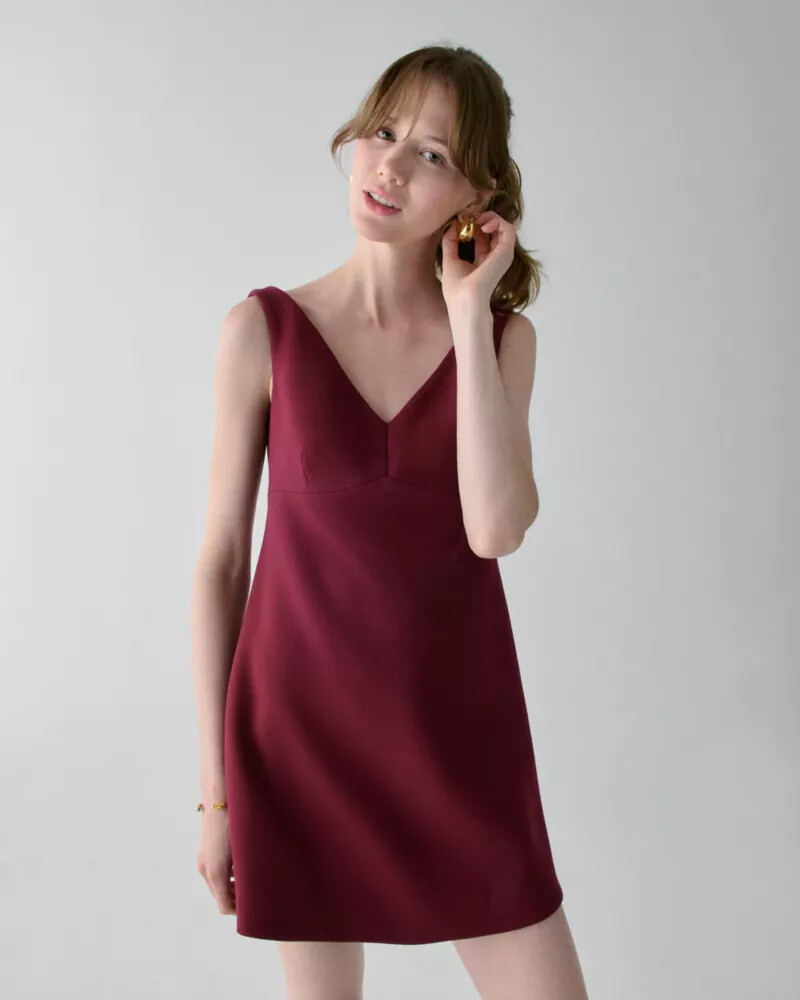 vestido curto com decote em v na cor romã assada