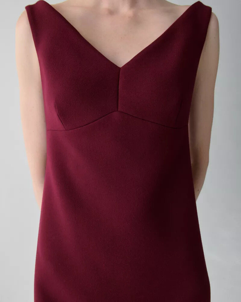 vestido curto com decote em v na cor romã assada