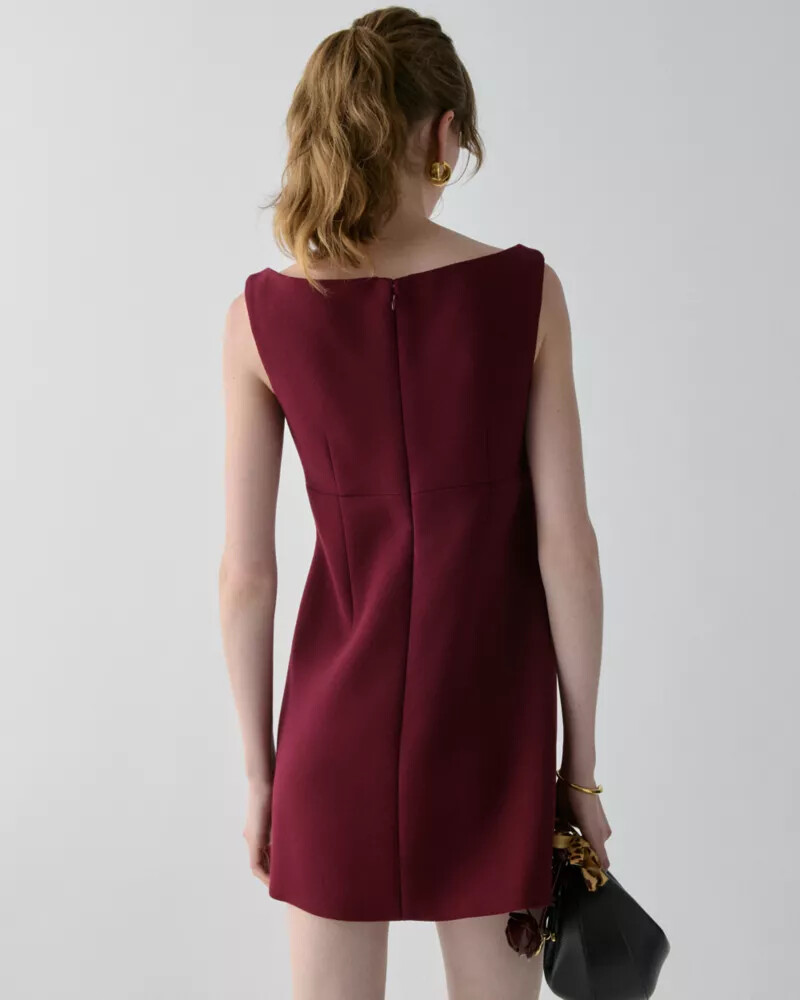 vestido curto com decote em v na cor romã assada