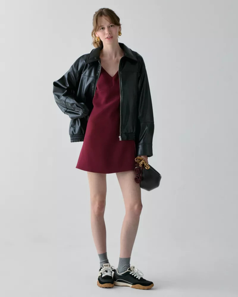 vestido curto com decote em v na cor romã assada