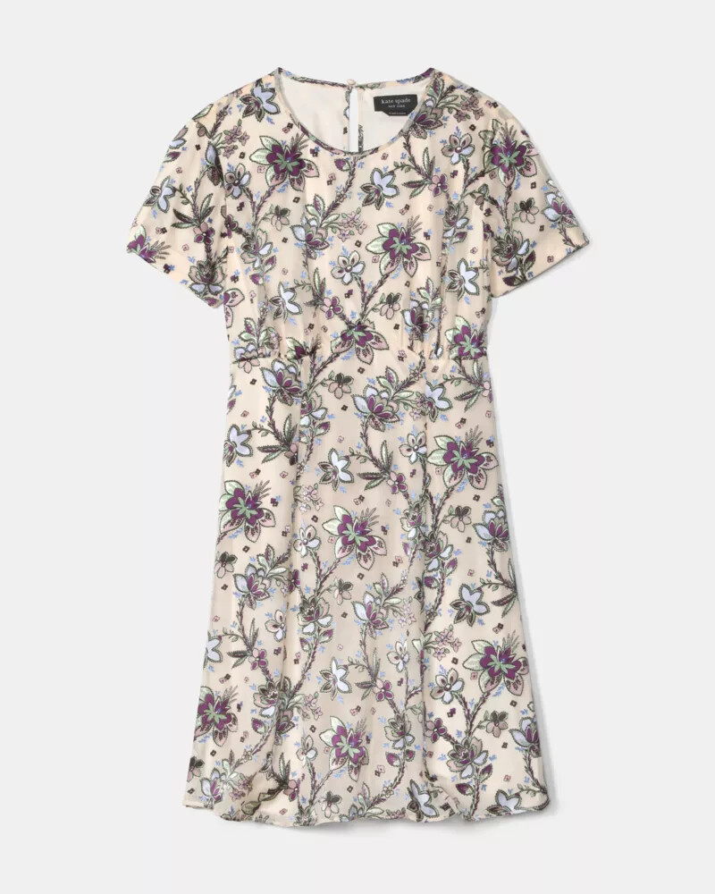 vestido curto de cetim devoré com cintura império cor pergaminho.