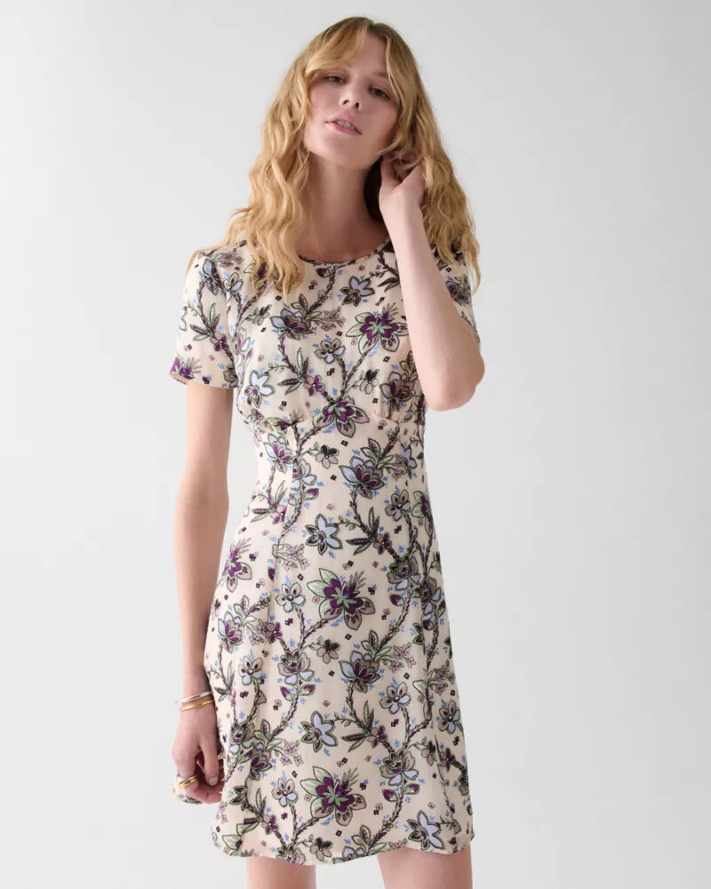 vestido curto de cetim devoré com cintura império cor pergaminho.