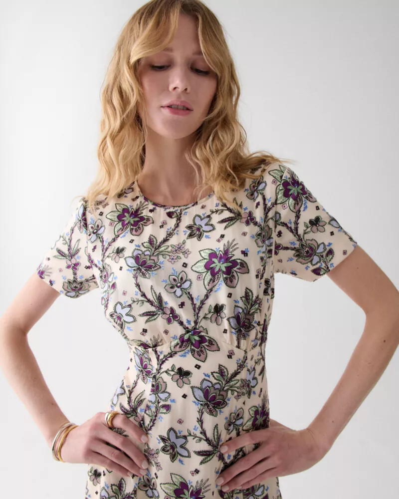 vestido curto de cetim devoré com cintura império cor pergaminho.