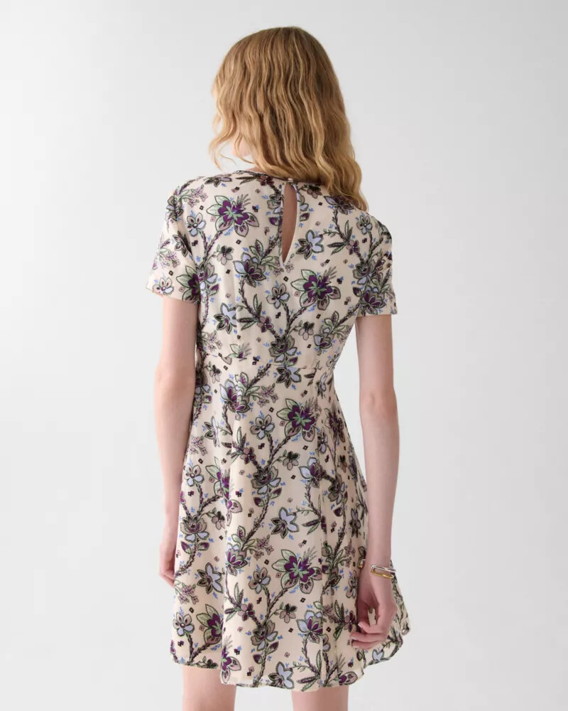 vestido curto de cetim devoré com cintura império cor pergaminho.