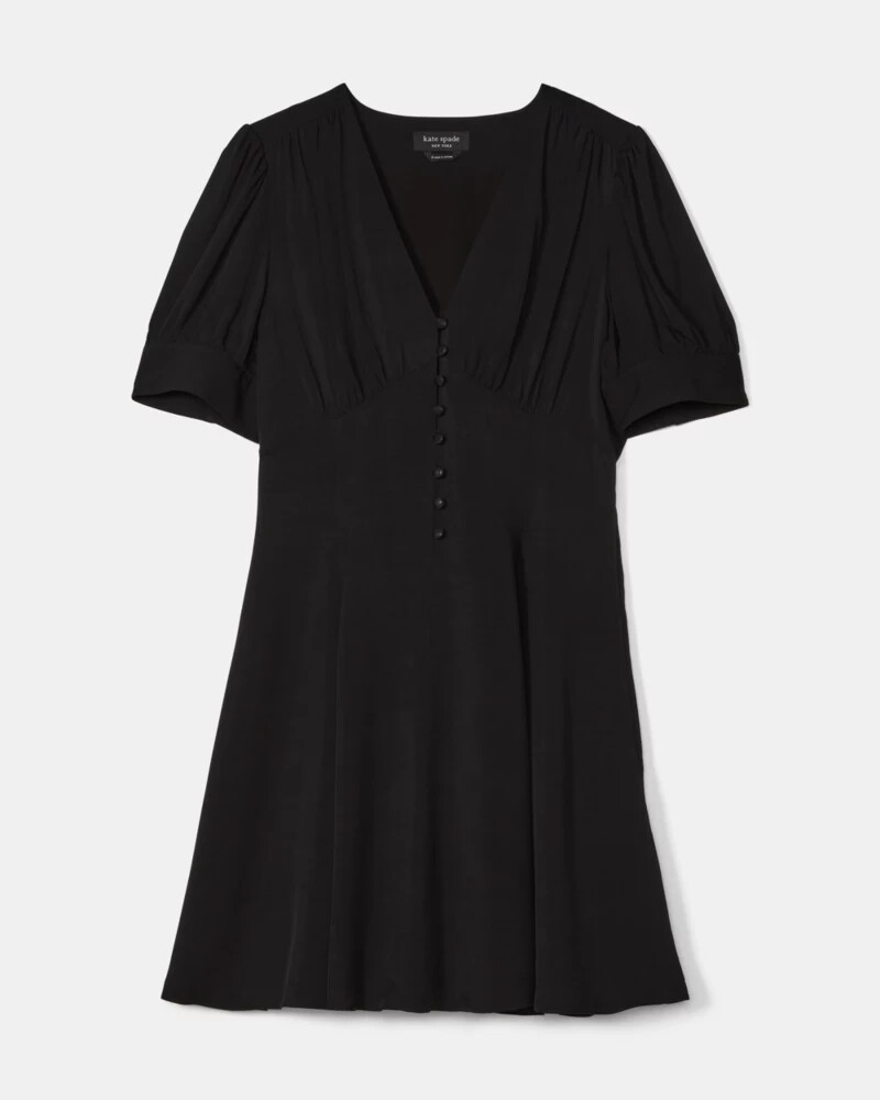 vestido curto preto com mangas bufantes e modelagem fluida