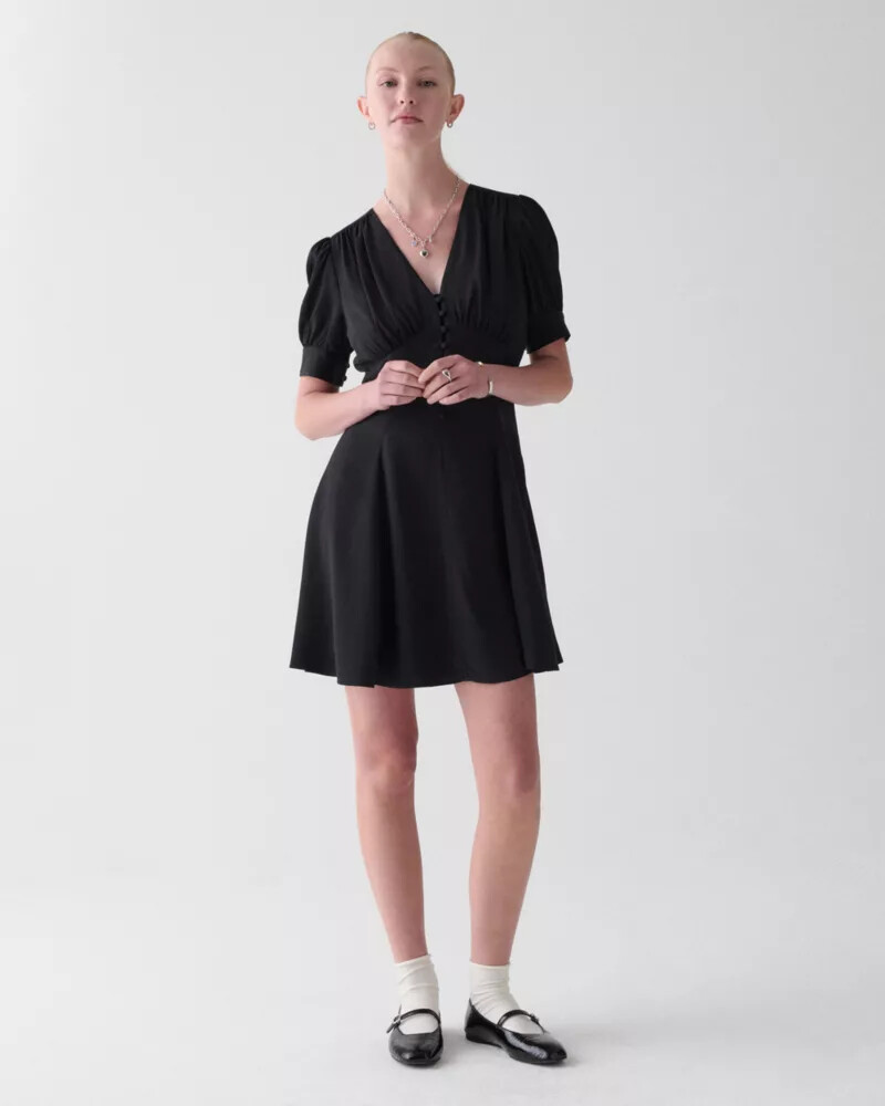 vestido curto preto com mangas bufantes e modelagem fluida