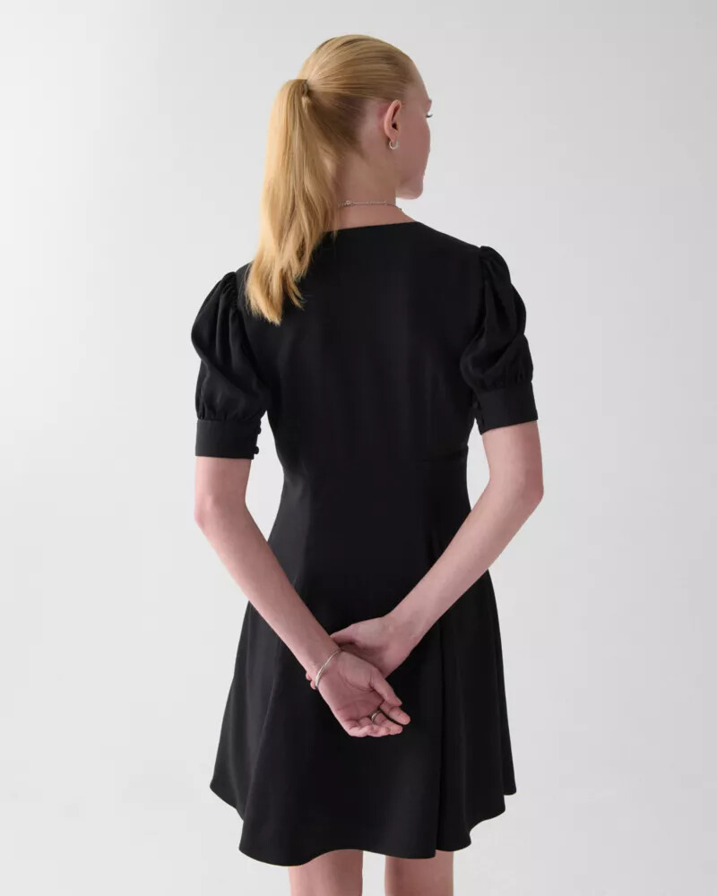 vestido curto preto com mangas bufantes e modelagem fluida