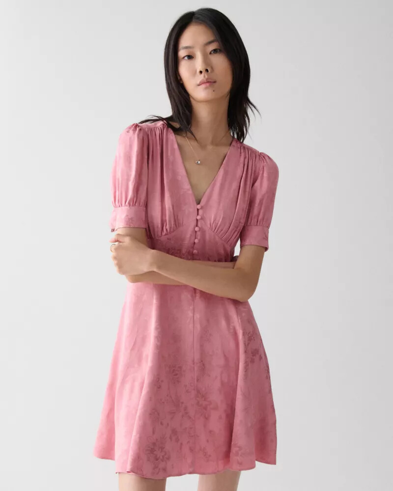 vestido curto fluido com mangas bufantes em jacquard rosa sereno