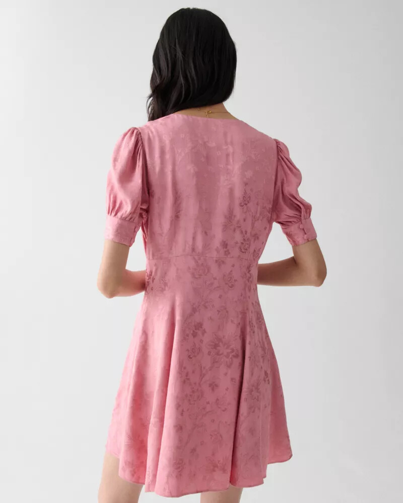 vestido curto fluido com mangas bufantes em jacquard rosa sereno