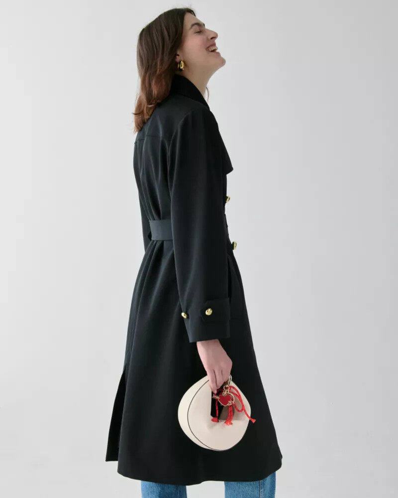 preto de trench coat