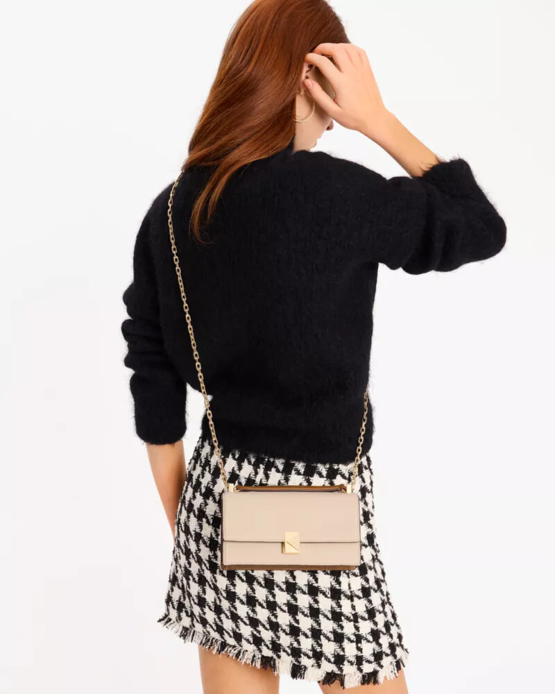 bolsa transversal mini com aba e corrente deco colorblock em vidro leitoso multicolorido